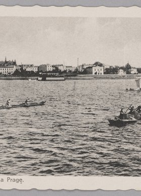 Łodzie na Wiśle i panorama Pragi