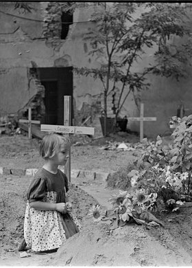 Dziewczynka nad grobem w ogrodzie przy Mazowieckiej 9