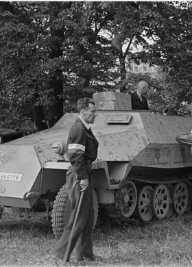 Powstańcy Zgrupowania AK "Krybar" przy zdobytym transporterze