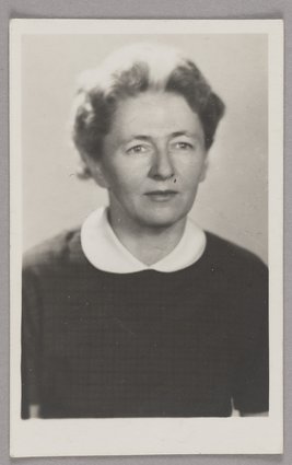 Fotografia legitymacyjna Aliny Scholtz