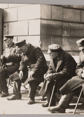 Czterech starszych mężczyzn na ławce