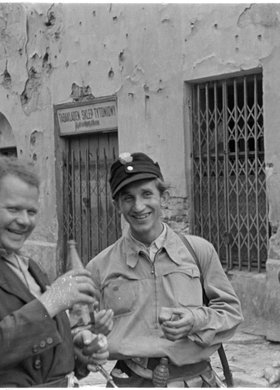 Grupa powstańców na ulicy Wareckiej