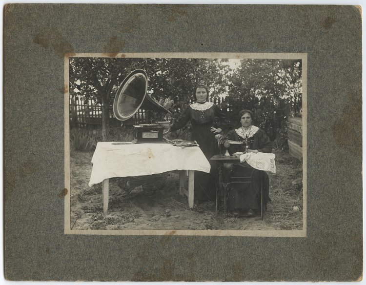 Portret dwóch młodych kobiet w ogrodzie na Woli