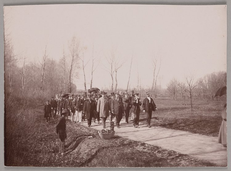 Majówka Warszawskiego Towarzystwa Wioślarskiego na Saskiej Kępie na inaugurację sezonu 1892