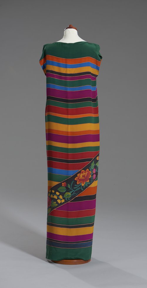 Suknia z malowanego jedwabiu z motywem ludowym