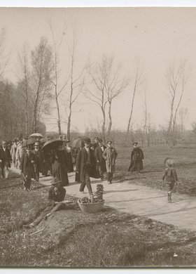 Majówka Warszawskiego Towarzystwa Wioślarskiego na Saskiej Kępie na inaugurację sezonu 1892
