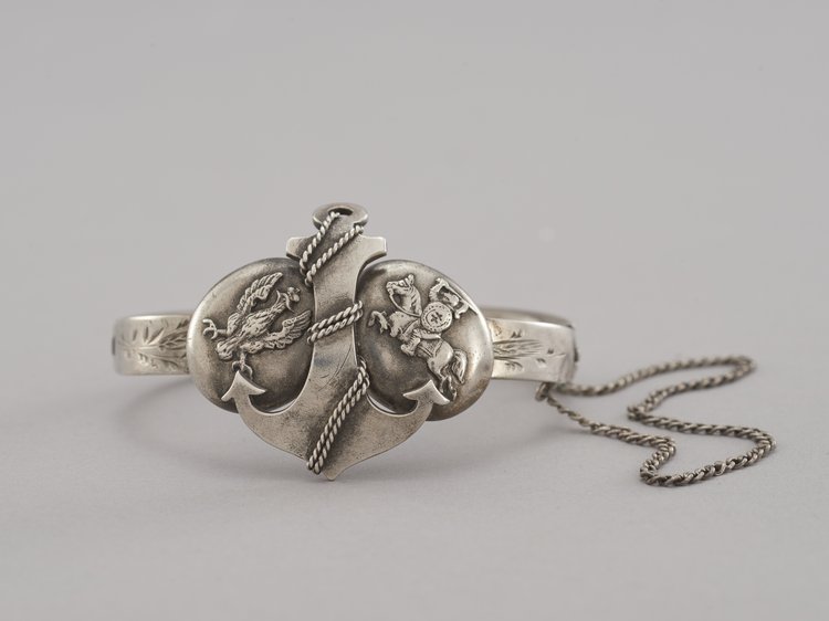 Bransoletka z symbolami patriotycznymi: kotwicą, Orłem i Pogonią