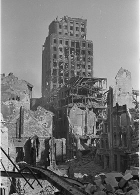 Ruiny zabudowy przy ulicy Świętokrzyskiej i gmach Towarzystwa Ubezpieczeń "Prudential"