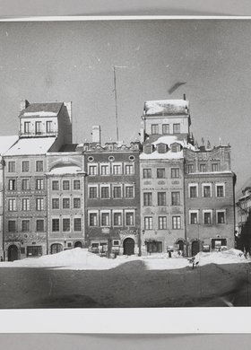 Rynek Starego Miasta zimą, widok na kamienice strony Dekerta