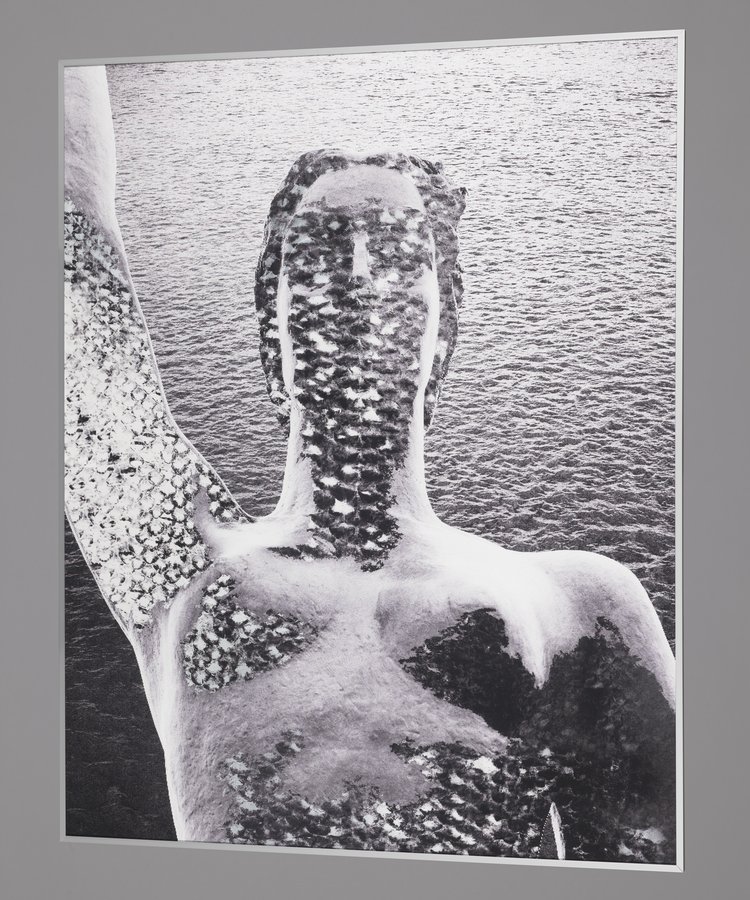 Smutna rzeka, księżyc po niej pływa