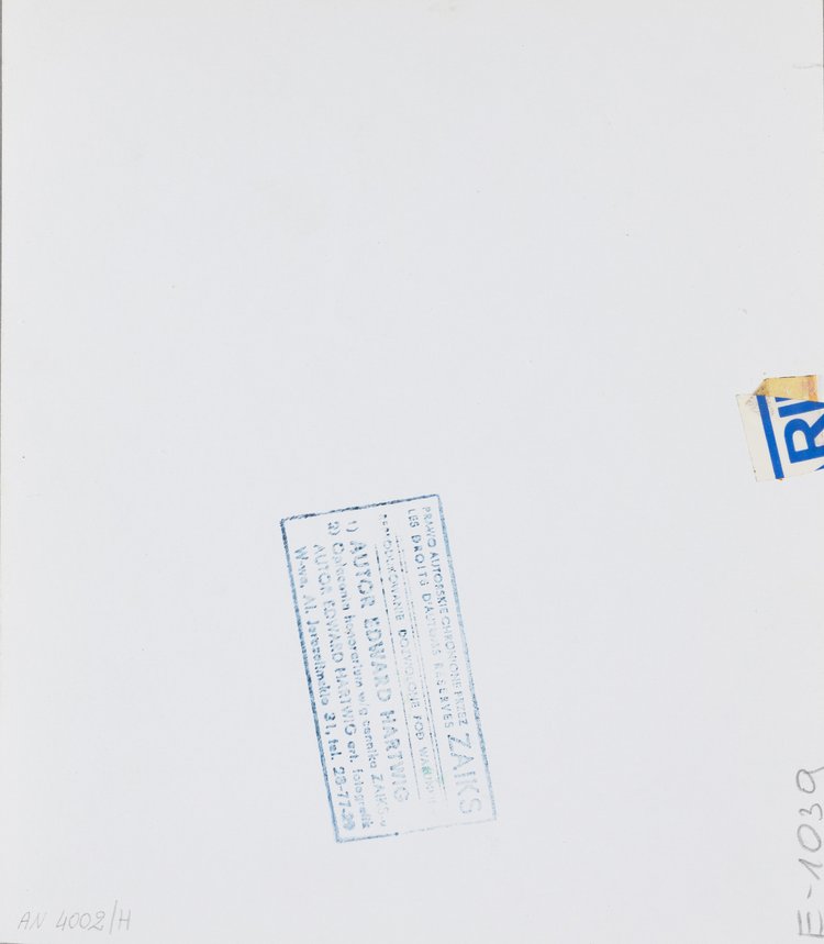 Widok przeszklonej elewacji budynku Tour Manhattan w paryskiej dzielnicy La Défence