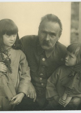 Portret Józefa Piłsudskiego z córkami, Wandą i Jadwigą