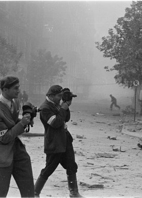 Operatorzy filmowi podczas dokumentowania pożarów na ulicy Jasnej