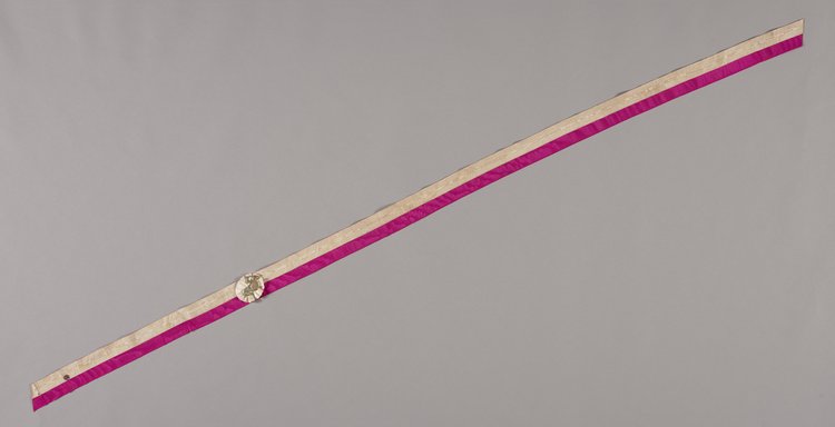 Dwie szarfy biało-amarantowe z metalową Syrenką na białej rozetce