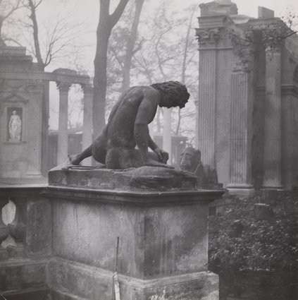 Sculpture of a dying Gladiator in the Łazienki Królewskie, the Amphitheatre in the background