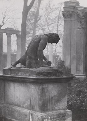 Rzeźba umierającego gladiatora w Łazienkach Królewskich, w tle Teatr na Wodzie