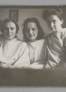 Fotografia przedstawiająca Józefę Dzięcioł, Marię Podwysocką, Marię Znamierowską i Fryderykę Lazarus w Naszym Domu w Pruszkowie