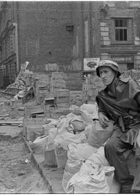 Powstaniec przy barykadzie na Nowym Świecie