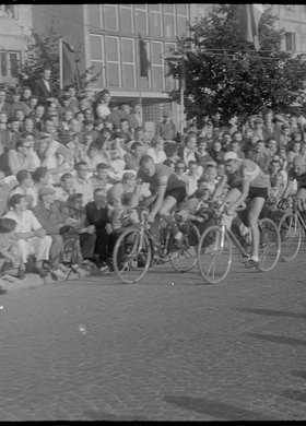 Wyścig kolarski na tle Urzędu Patentowego