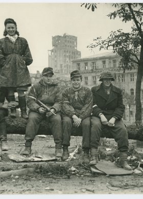 Żołnierze kompanii "Anna" batalionu "Gustaw" Armii Krajowej na placu Dąbrowskiego