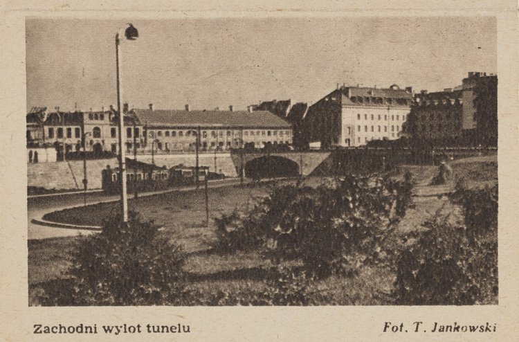 Album pt. "Warszawa. Trasa W-Z" zawierający fotografie nowej inwestycji