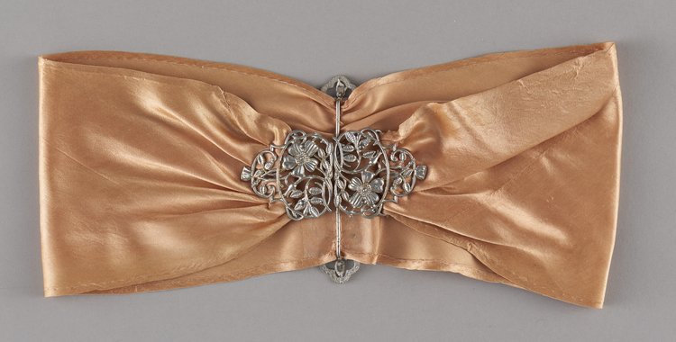 Pasek damski łososiowy z ażurowymi klamrami