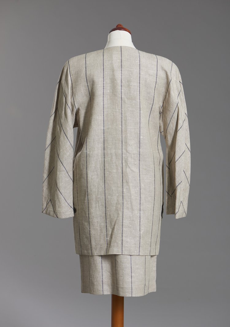 Kostium lniany w prążki