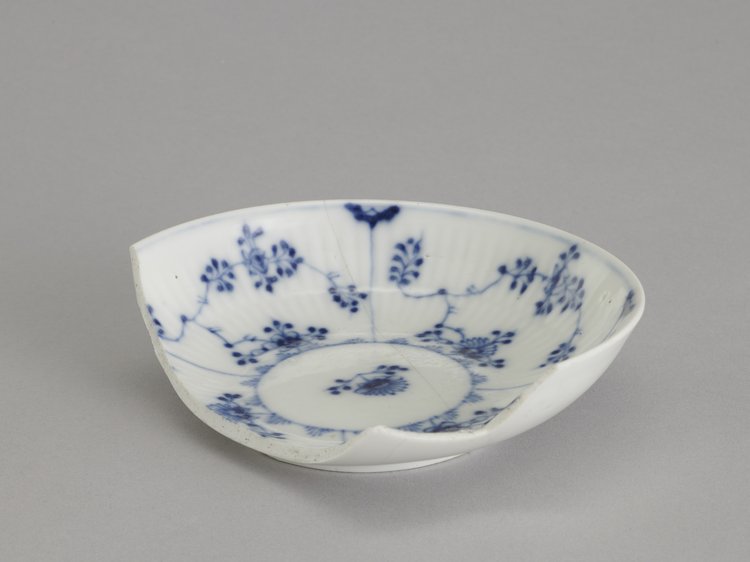 Spodek porcelanowy z kwiatami nieśmiertelników
