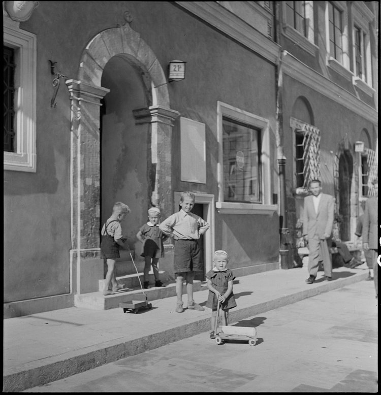 Rynek Starego Miasta, kamienice po stronie Kołłątaja
