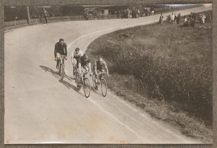 Album z fotografiami cyklistów na Dynasach