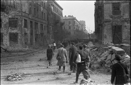 Ludność cywilna opuszczająca miasto po kapitulacji powstania