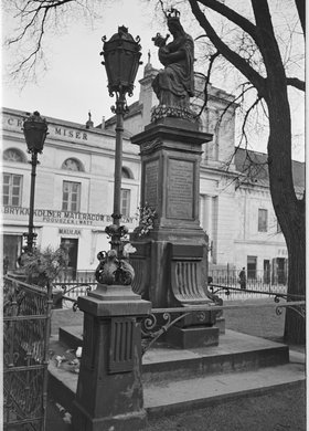 Figura Matki Boskiej Passawskiej przy Krakowskim Przedmieściu