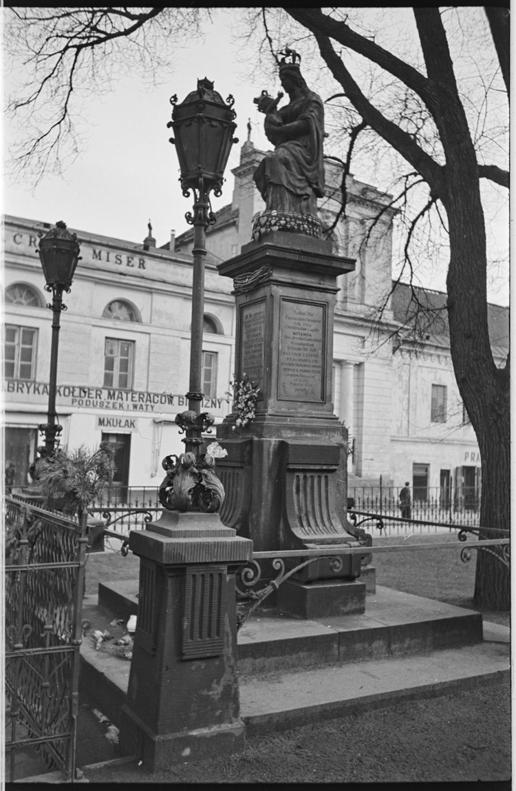 Figura Matki Boskiej Passawskiej przy Krakowskim Przedmieściu