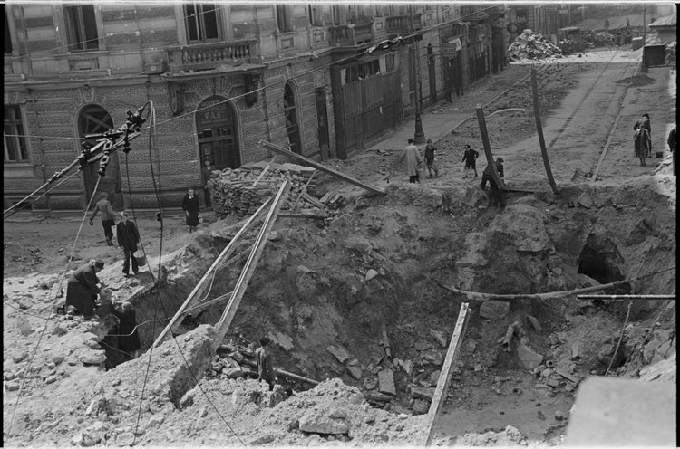 Lej po wybuchu bomby na skrzyżowaniu ulic Złotej i Zielnej