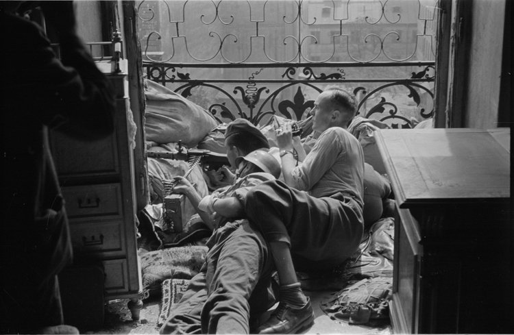 Stanowisko strzeleckie na balkonie w Alejach Jerozolimskich 22