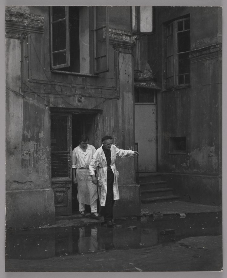 Dwaj mężczyźni na podwórzu kamienicy przy ulicy Środkowej 12