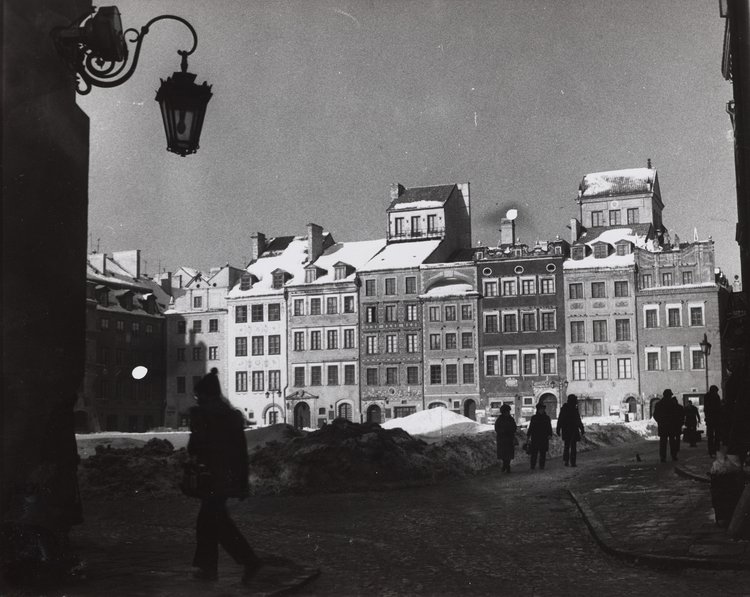Rynek Starego Miasta zimą, widok na kamienice strony Dekerta