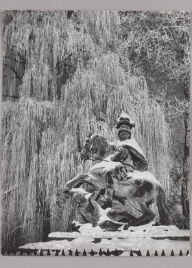 Pomnik króla Jana III Sobieskiego w Łazienkach Królewskich przy ulicy Agrykola, zimą