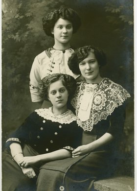 Portret Leli (Anieli?) Moszczeńskiej, Zofii z Wróblewskich Moszczeńskiej i Stefanii Wróblewskiej