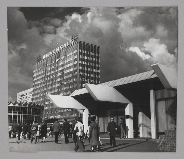 Widok na centrum miasta, rotundę PKO i budynek Universalu