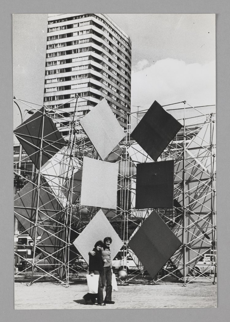 Fragment ołtarza przed Pałacem Kultury i Nauki wybudowanego z okazji III pielgrzymki Jana Pawła II do Polski