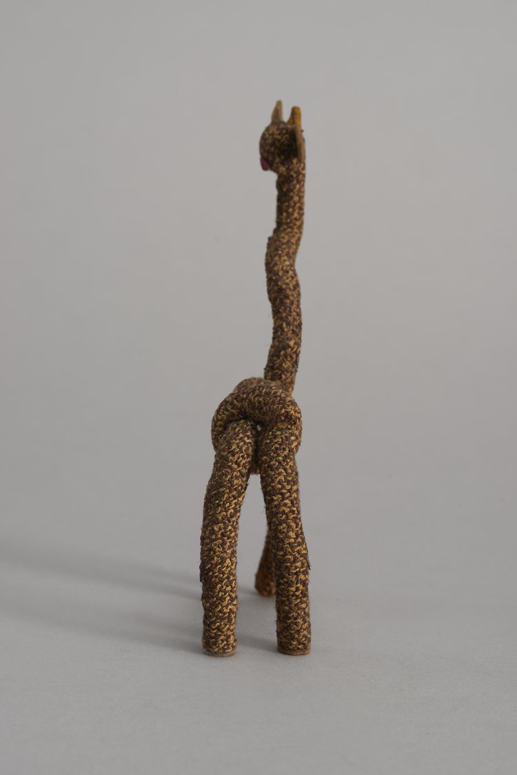 Maskotka żyrafa wykonana przez więźniarkę Kamilę Żukowską, ps. Kama w więzieniu na Pawiaku