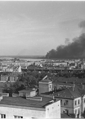 Panorama Powiśla i dymy pożarów nad miastem