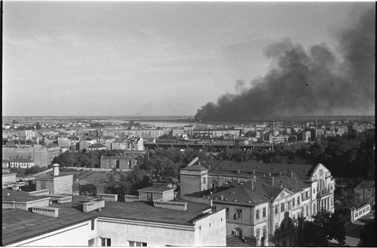 Panorama Powiśla i dymy pożarów nad miastem