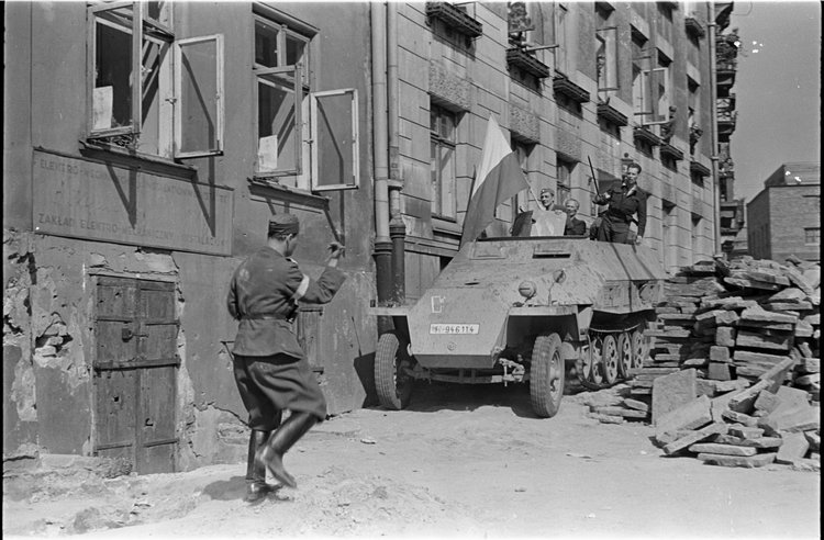 Powstańcy w zdobytym transporterze na ulicy Mikołaja Kopernika
