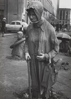 Fragment instalacji "Przejście" Jerzego Kaliny u zbiegu ulic Mazowieckiej i Świętokrzyskiej