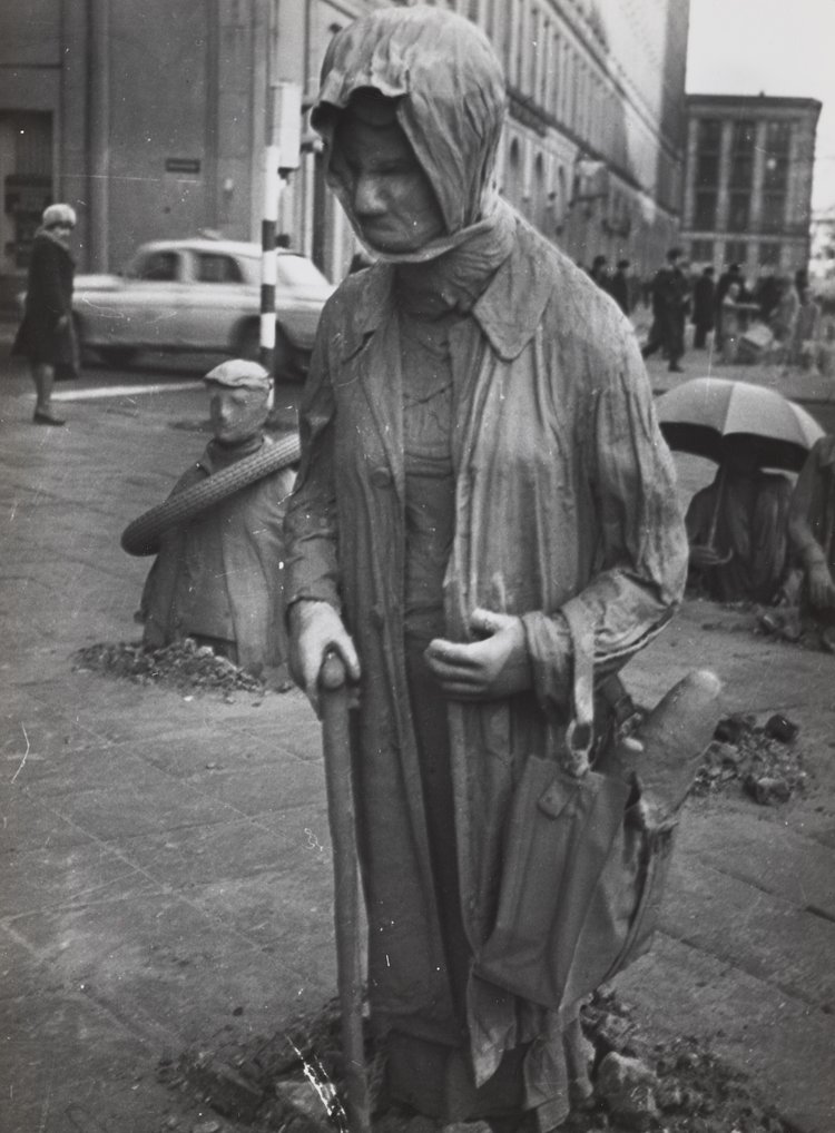 Fragment instalacji "Przejście" Jerzego Kaliny u zbiegu ulic Mazowieckiej i Świętokrzyskiej