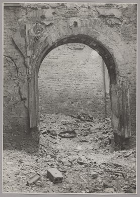 Szczątki ludzkie w ruinach na zapleczu Teatru Wielkiego