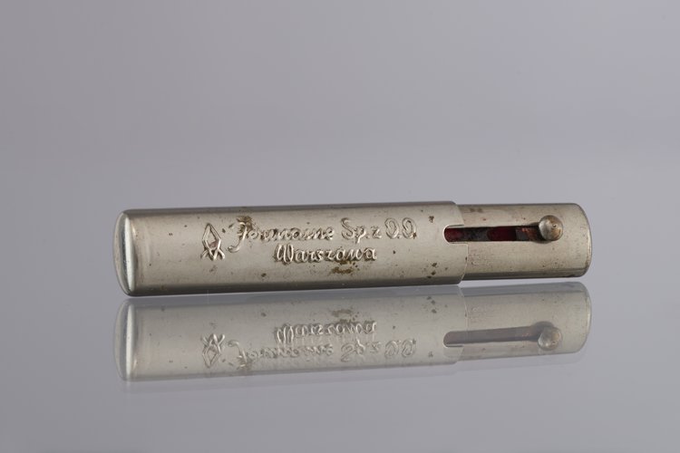 Szminka do ust w metalowym etui