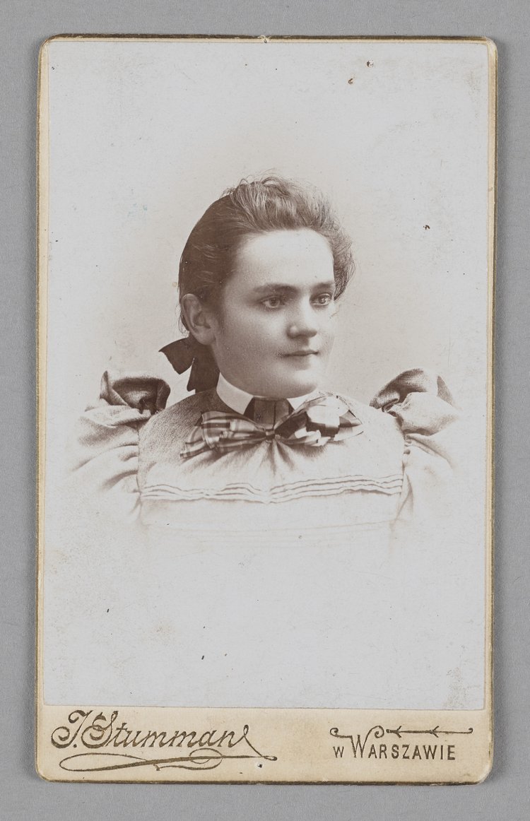 Fotografia przedstawiająca Marię z Rogowskich Falską w wieku dzięcięcym